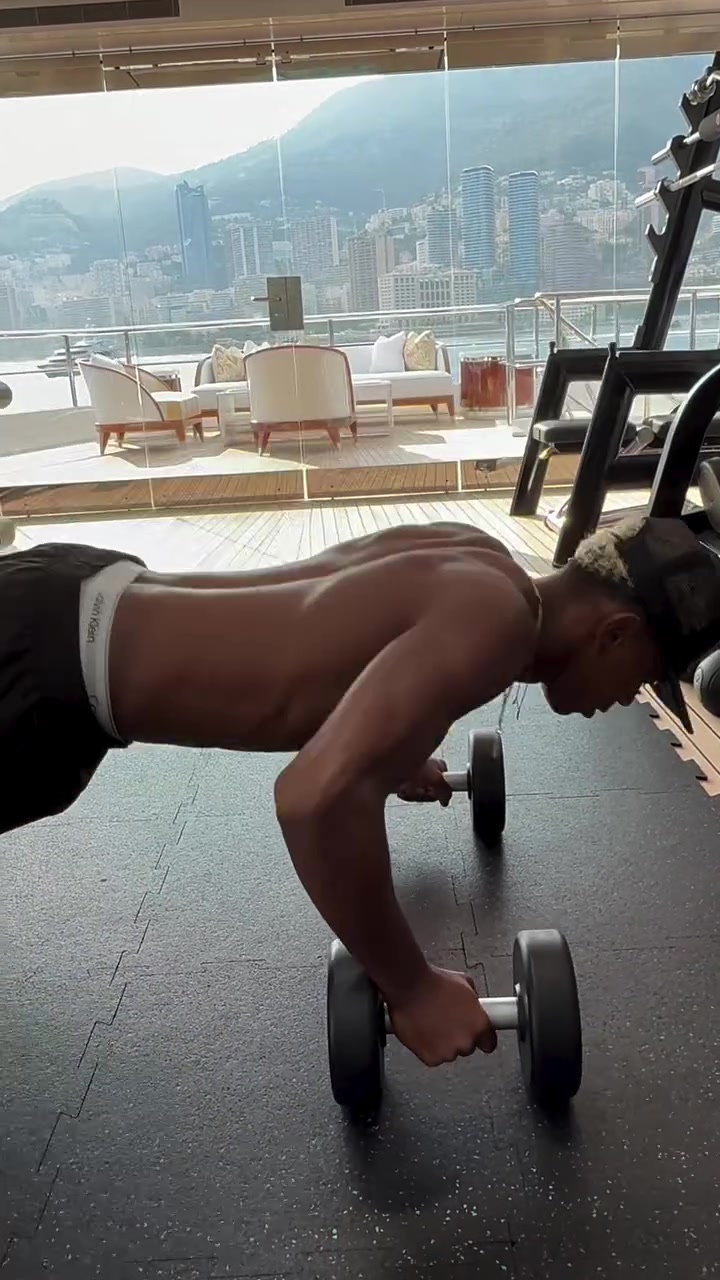 不仅仅靠天赋！亚马尔社媒晒视频：手握哑铃俯卧撑强化训练