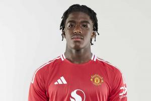 罗马诺：曼联17岁中卫库孔基将进入德比战名单，在替补席待命