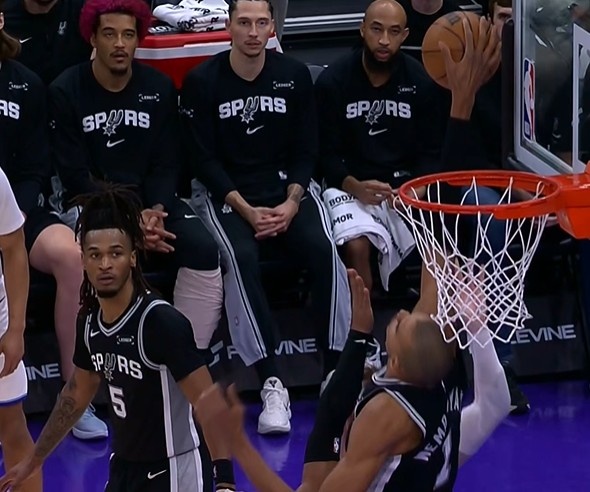 开云体育下载app官网-太逆天了也！菲利波夫斯基强硬抛投 文班亚马补防长舒猿臂抓帽